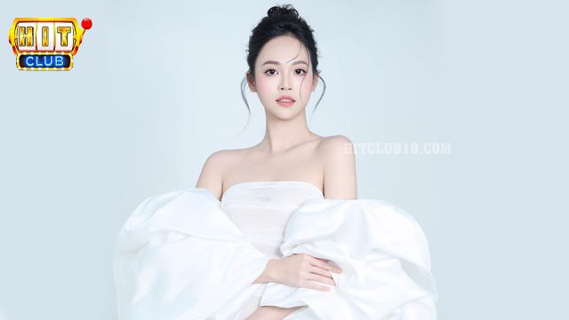 Á hậu 1 Thùy Linh làm giám khảo ở tuổi 21
